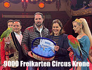 Circus Krone 2025: 9000 Zirkus-Freikarten wurden mit den Papageien von Elisa Cussadie an Bürgermeisterin Verena Dietl übergeben  (©Foto:Martin Schmitz(